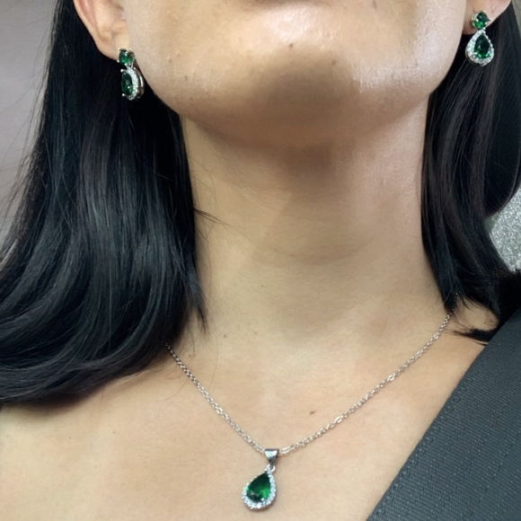 NEW 925 SILVER GREEN CRYSTAL EARRINGS - Picture 4 of 4